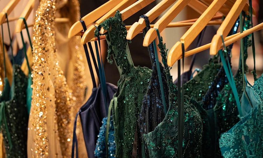 Прокат сукні та костюма: коли це вигідніше за покупку